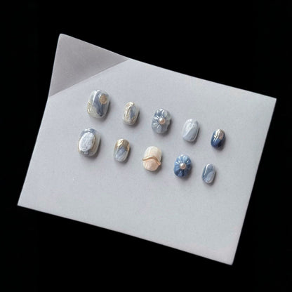 Künstlerisches Press-On Nagelkunst Set mit einzigartigen floralen und marmorierten Akzenten