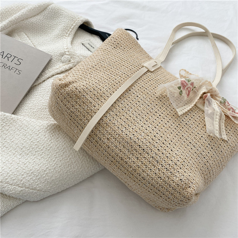 Elegante gewebte Strohtasche mit dekorativem Bogen