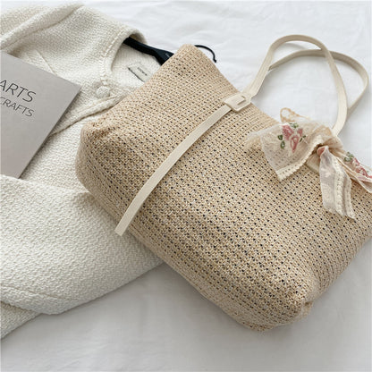 Elegante gewebte Strohtasche mit dekorativem Bogen