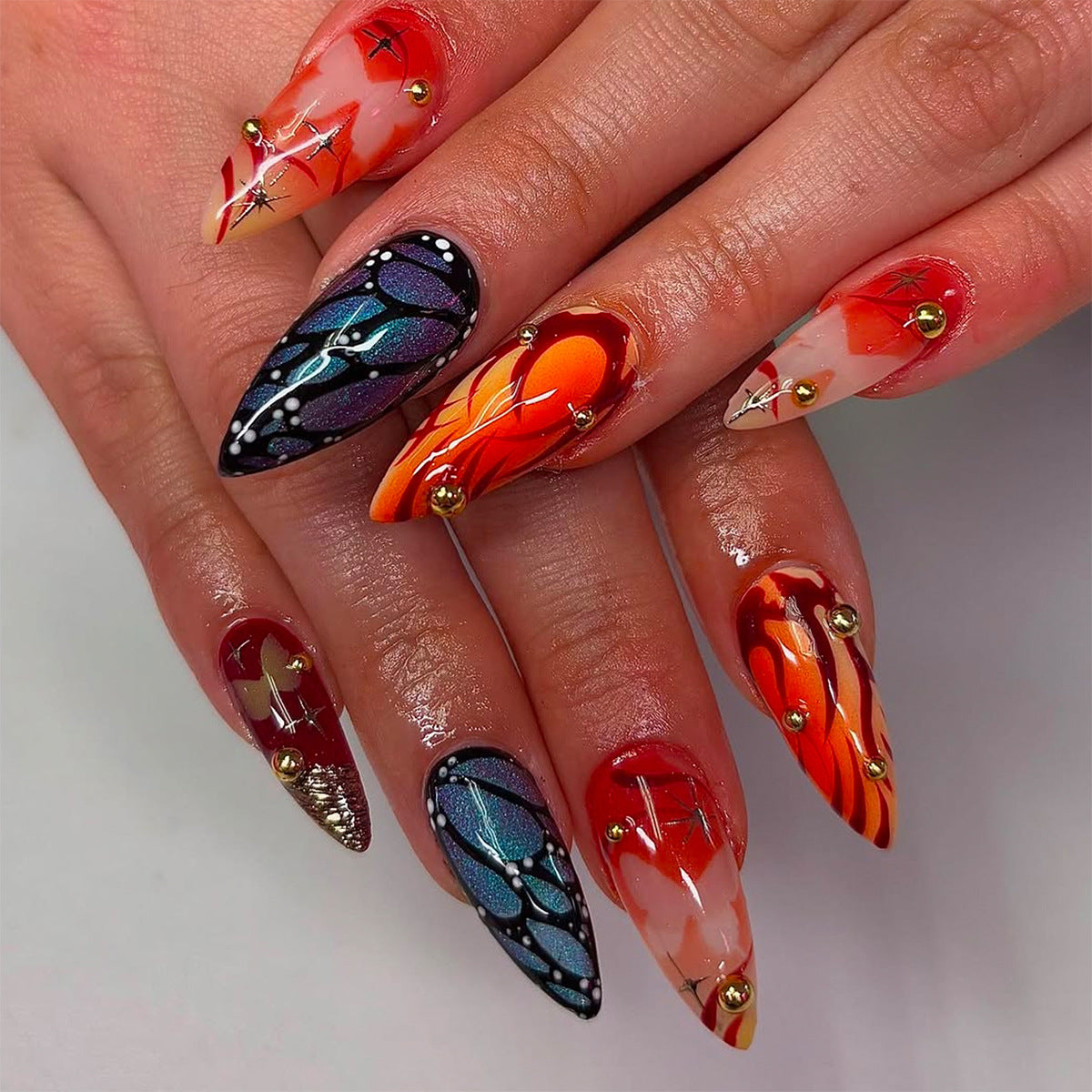 Kunstfingernägel mit Kreativem Schmetterlingsdesign und Glamourösen Akzenten Brehn