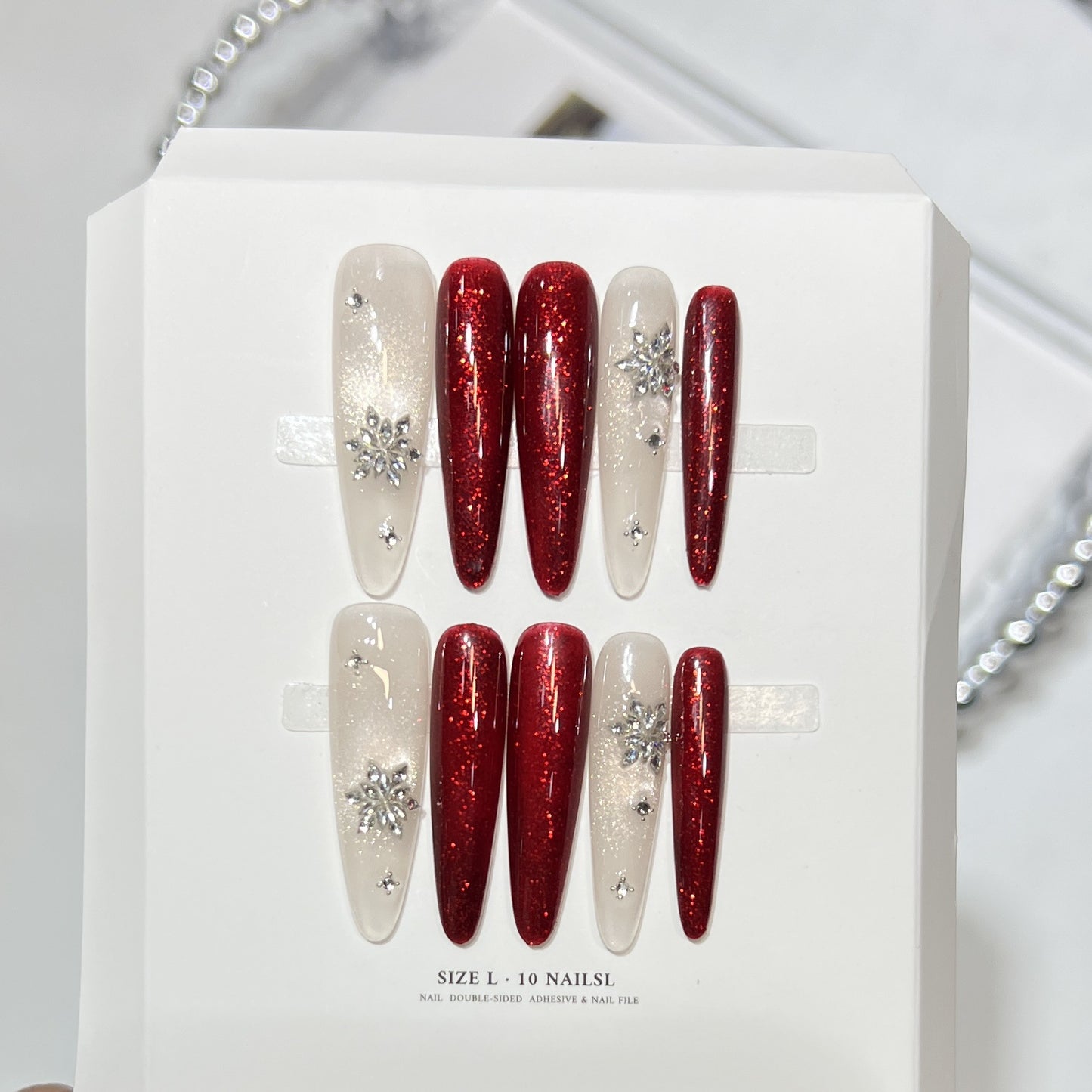 Künstlerisches Press-On-Nagelset mit elegantem floralen Design Brehn