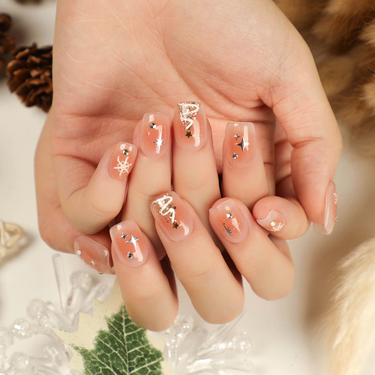 Kunstvolle Nagelverlängerungen mit Weihnachtsdesign Brehn