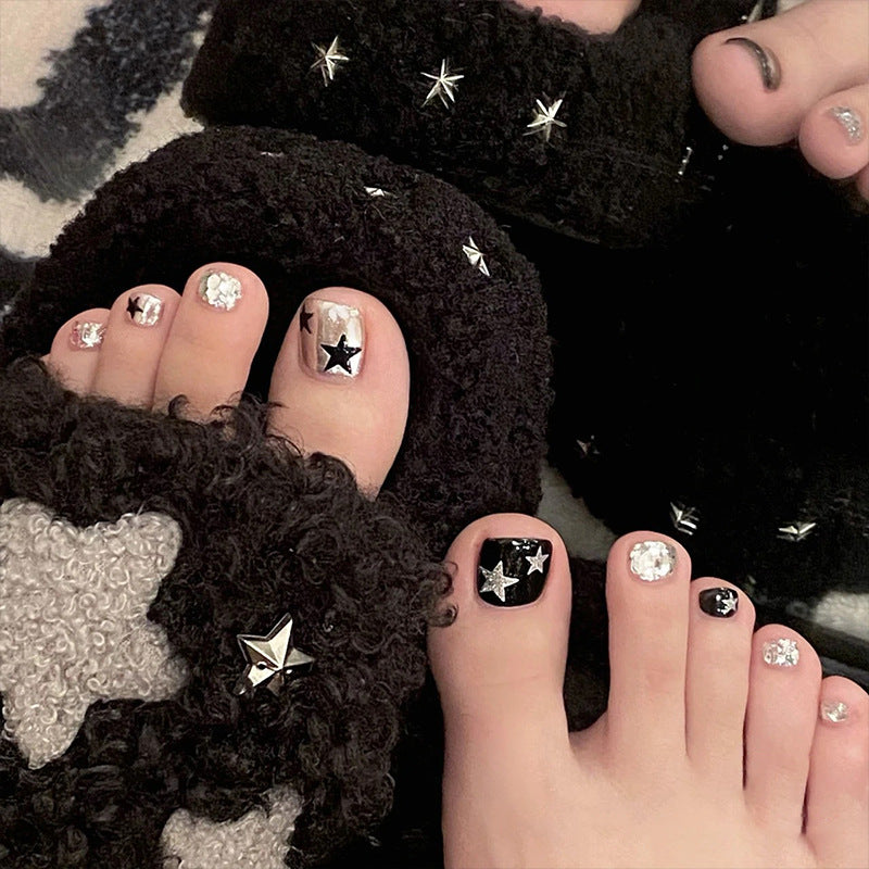 Kunstvolle Fußnagelkunst mit Strass- und Glitzerelementen Brehn