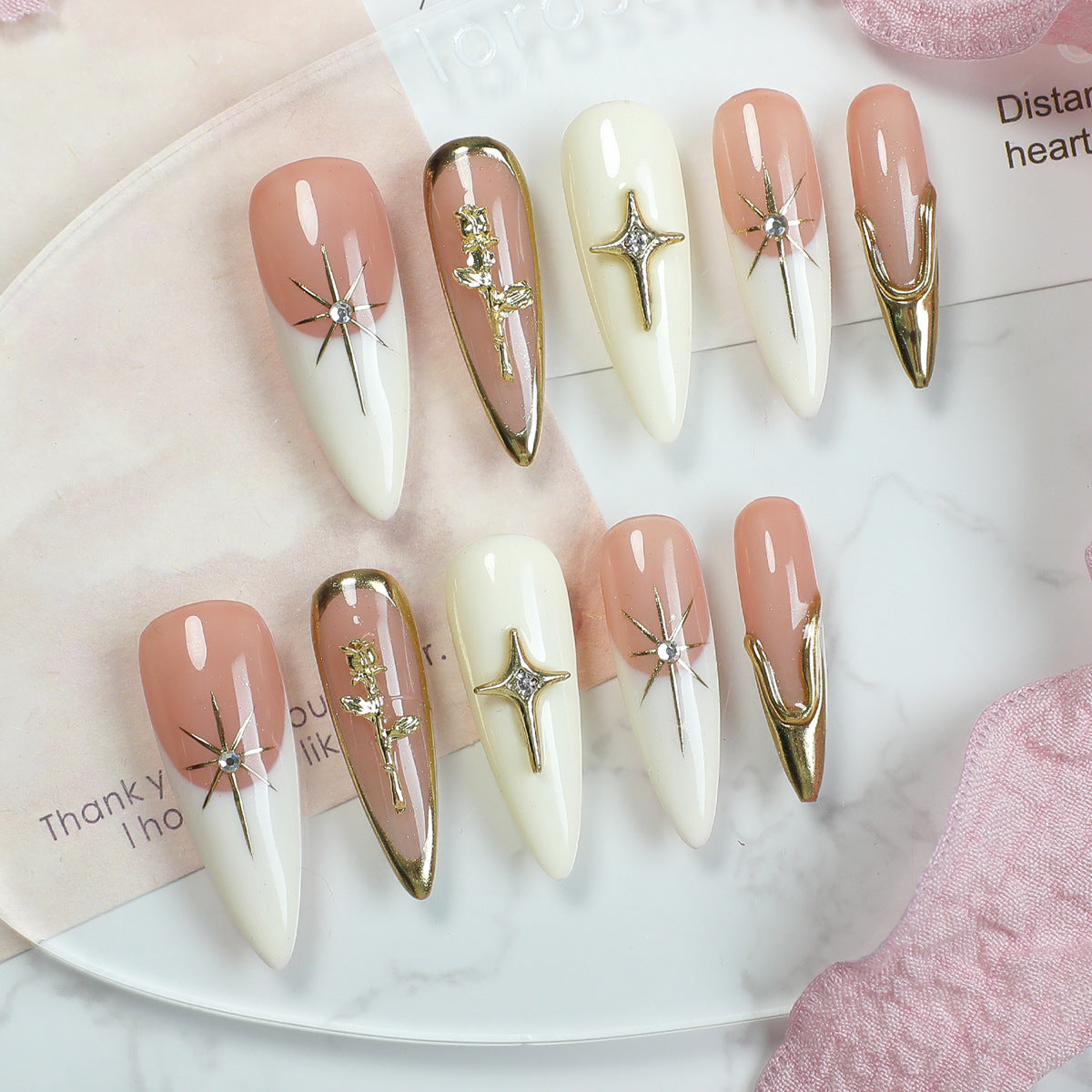 Kunstnagelset mit eleganten 3D-Verzierungen und luxuriösen Akzenten Brehn