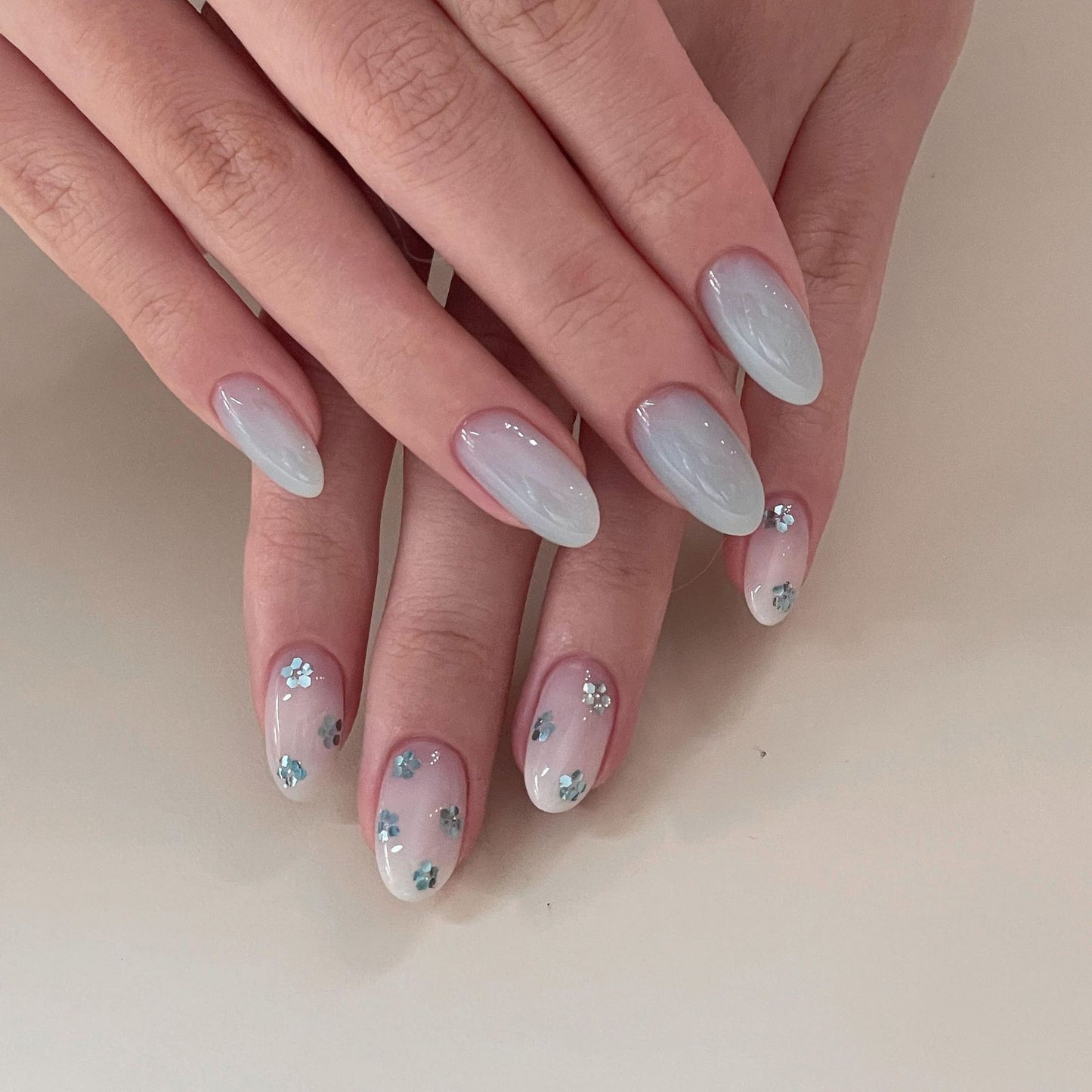 Kunstnägel mit Eleganten Blauen Akzenten Brehn