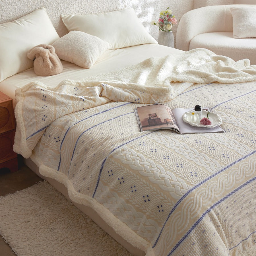 Kuschelige Wendedecke mit Struktur-Jacquard und Sherpa-Futter