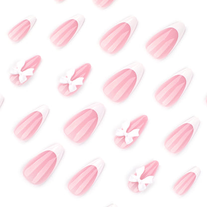Kunstvolle Nageldesigns mit eleganten Spitzen und zarten Bogenmotiven Brehn