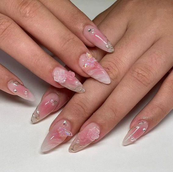 Elegante Kunstnagelspitzen mit Goldakzenten Brehn
