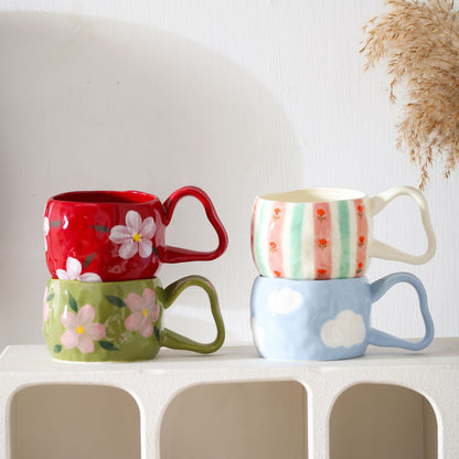 Keramikbecher mit handbemalten Streifen- und Blumen-Design