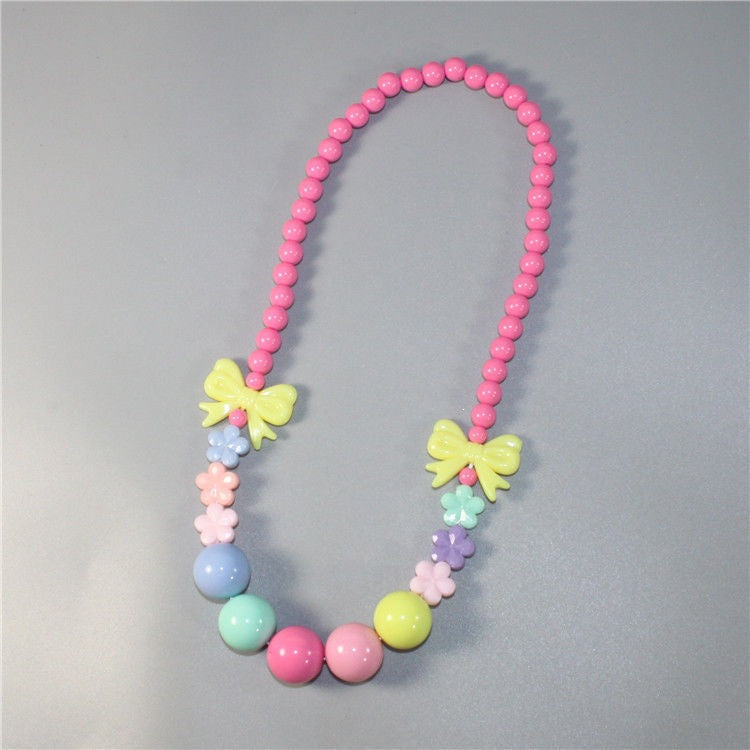 Bunte Perlenkette mit Floralen Elementen Brehn