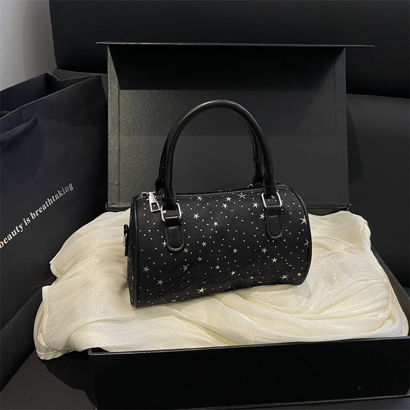 Stylische mit Sternen verzierte Handtasche