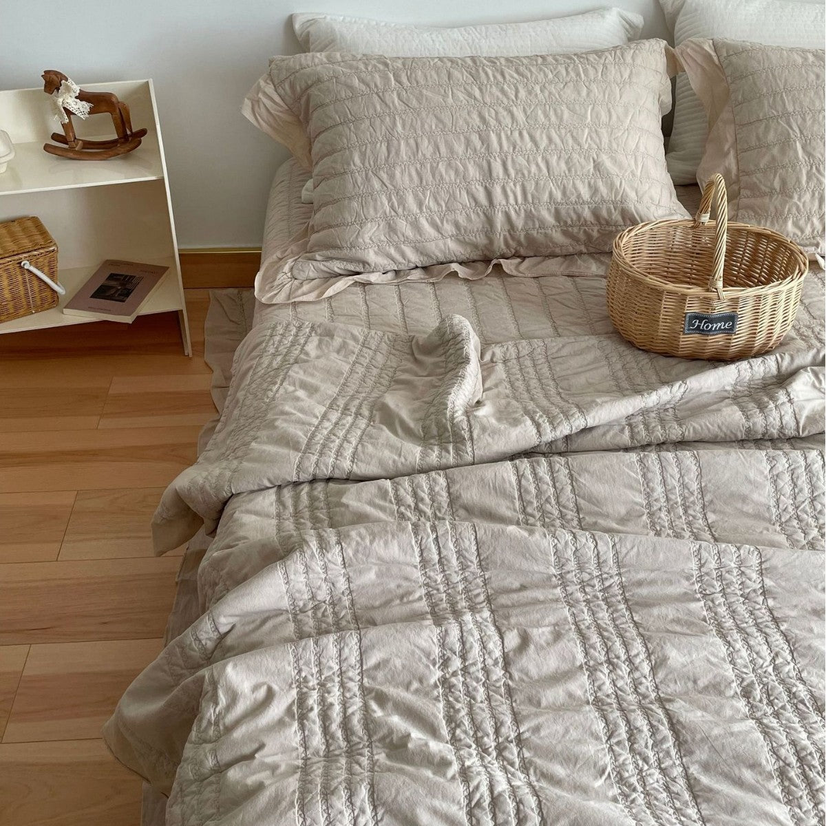 Gepolsterte Rüschencotton-Überwurf-Set mit Kanalsteppung und Rüschensatttuch