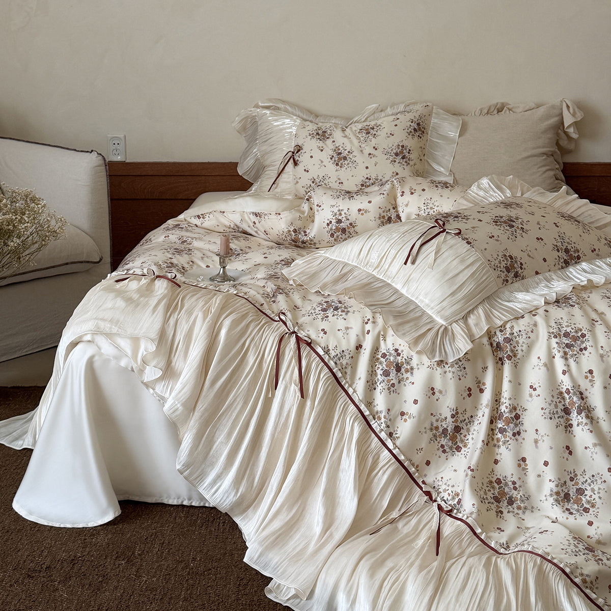 Romantisches Satin-Bettwäsche-Set mit Rüschenvolant, Blumen-Jacquard und Zierbändern Brehn