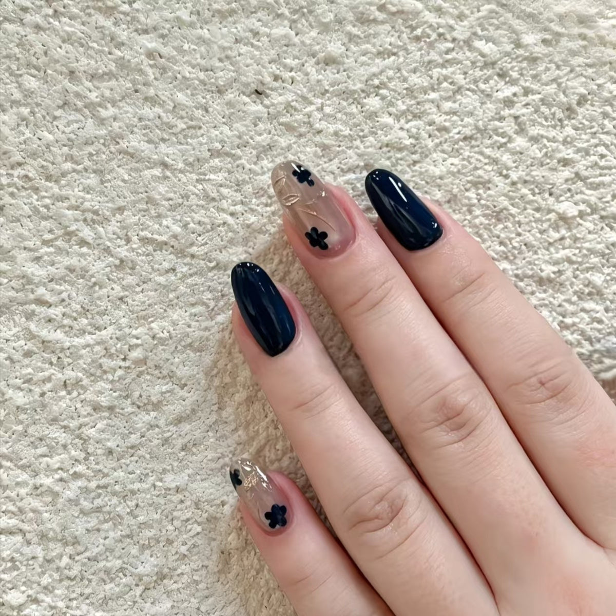 Blumige dekorative Nagelverbesserungen