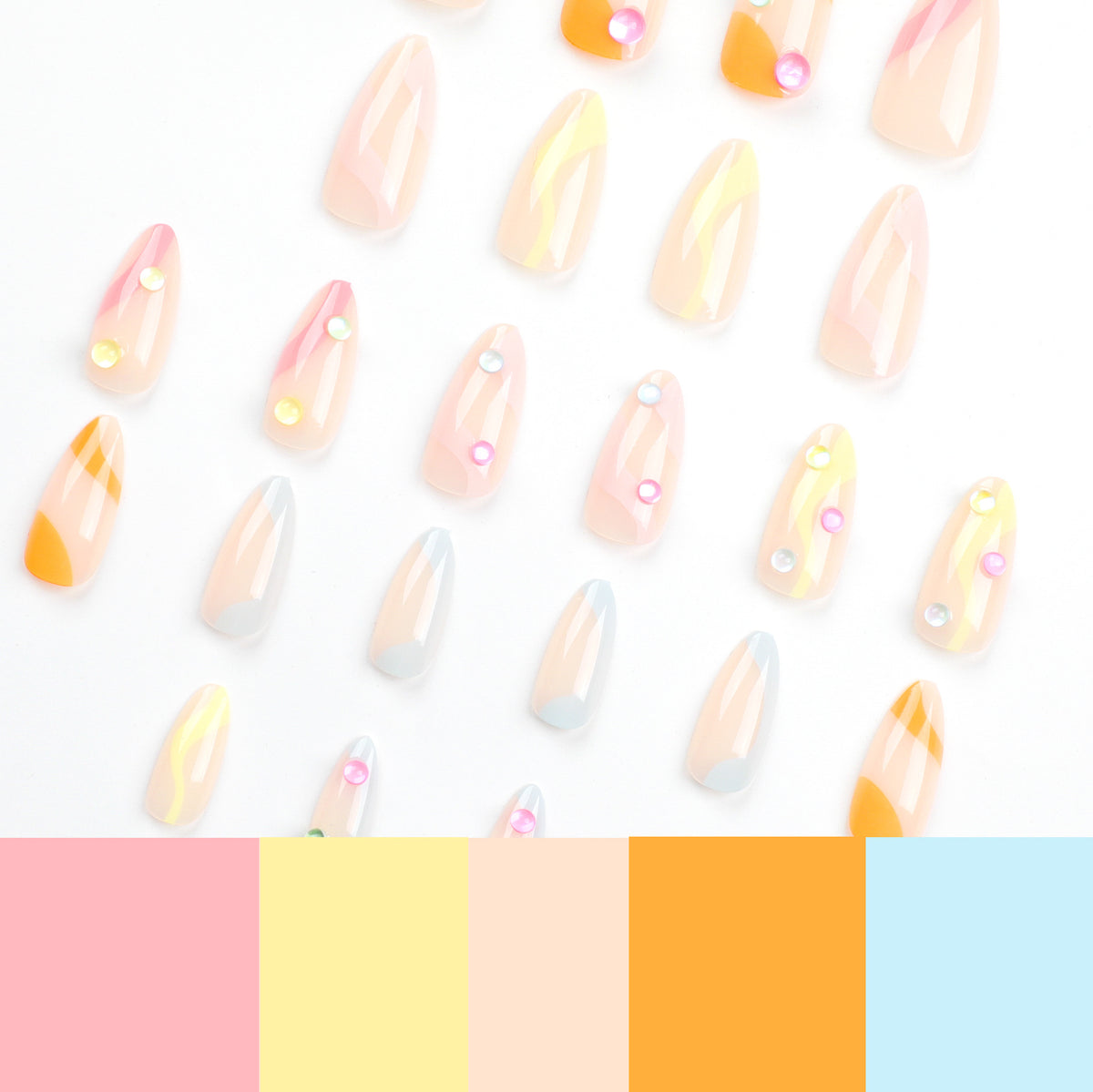 Kunstvolle Nagelverlängerungen mit buntem Design und Glitzerakzenten Brehn