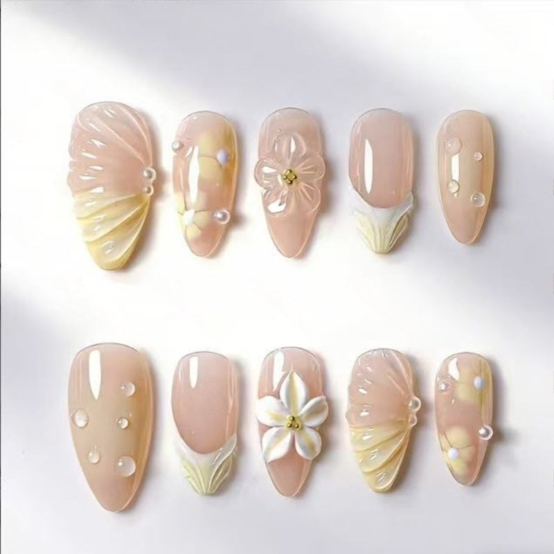 Elegante Kunstnägel mit floralen Akzenten Brehn