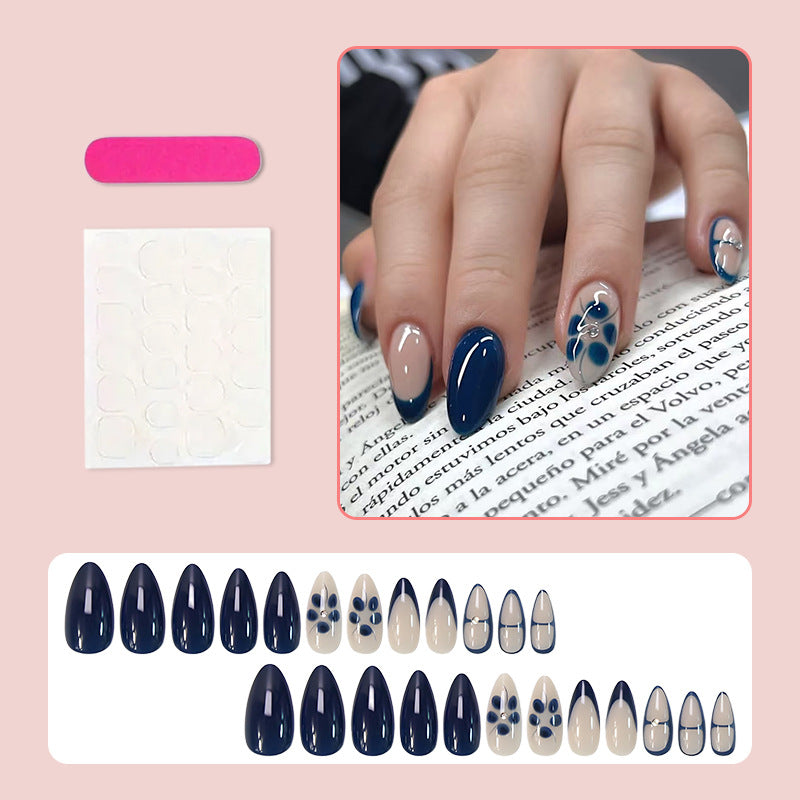Kunstnagelset mit eleganten akzentuierten Designs Brehn