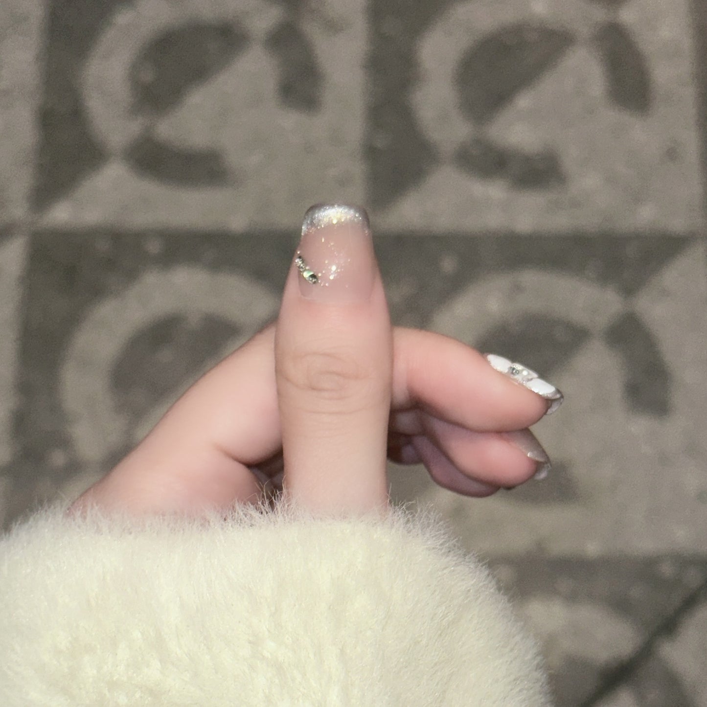 Dekoratives Press-On-Nagelset mit elegantem Blattdesign Brehn