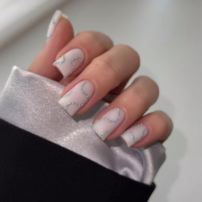 Künstliches Nagelset mit eleganten Linien und Glitzerakzenten Brehn