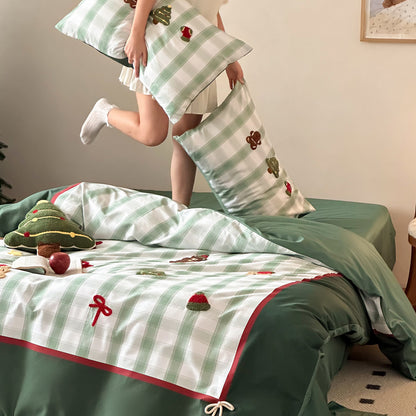 Weihnachtliche Baumwollsatin-Bettwäschegarnitur mit kariertem Patchwork, gestickten Applikationen und Pompon-Details Brehn