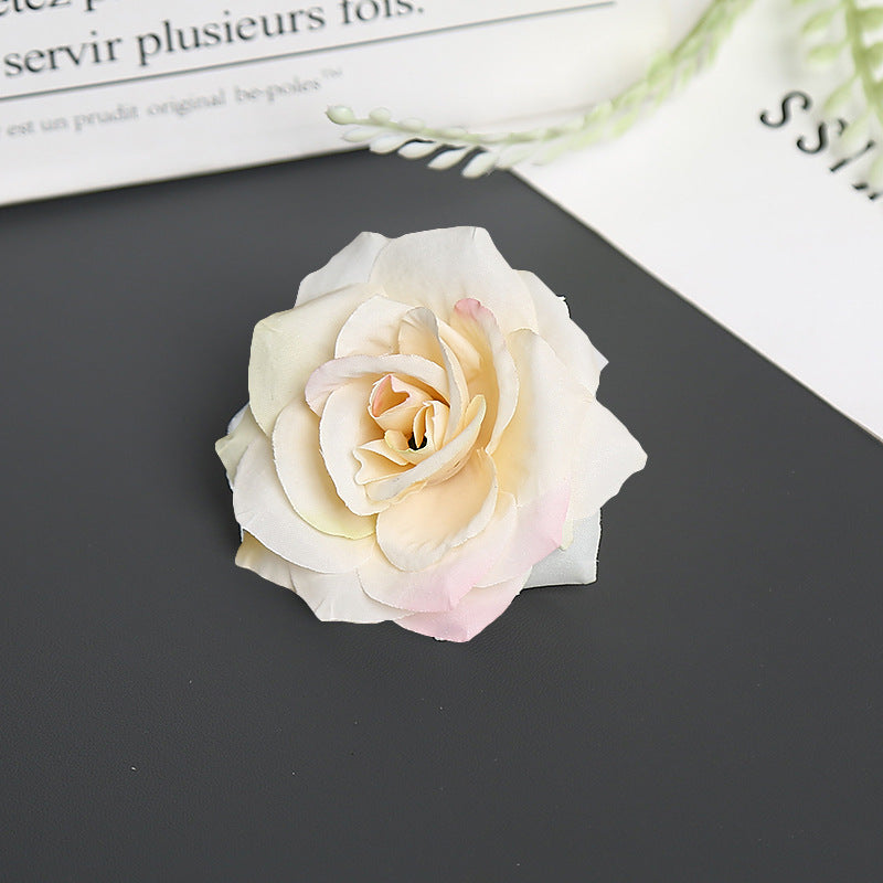Blumenbrosche für dekorative Zwecke und Anzeige