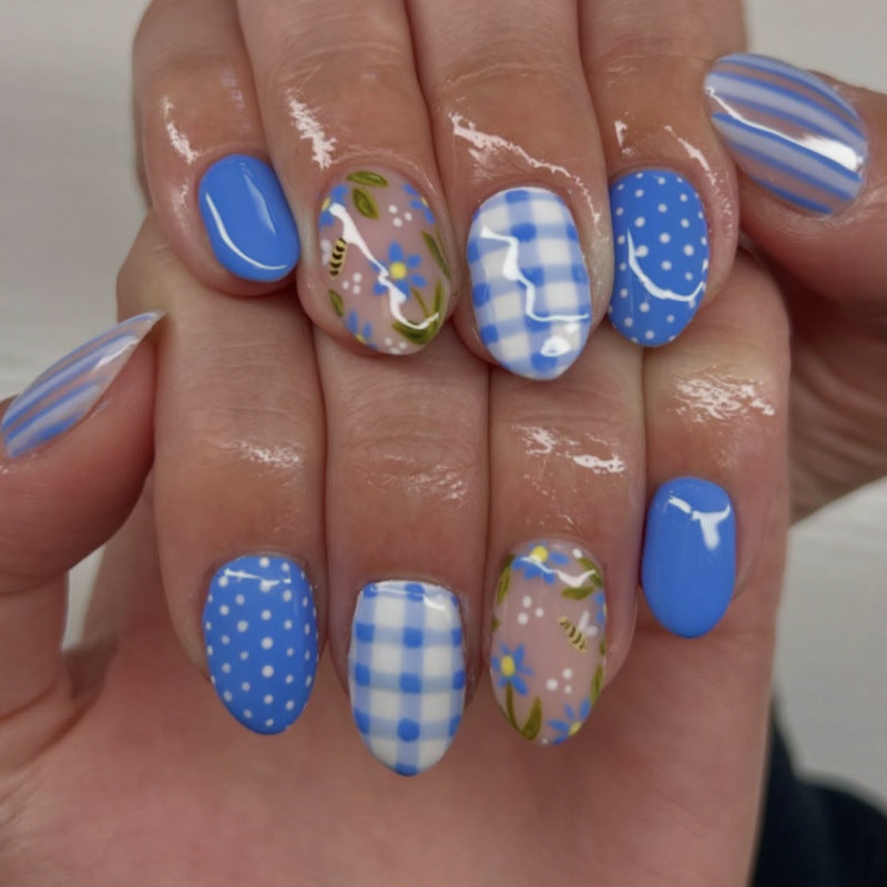 Kunstvolle Nagelkunst mit floralen und geometrischen Designs Brehn