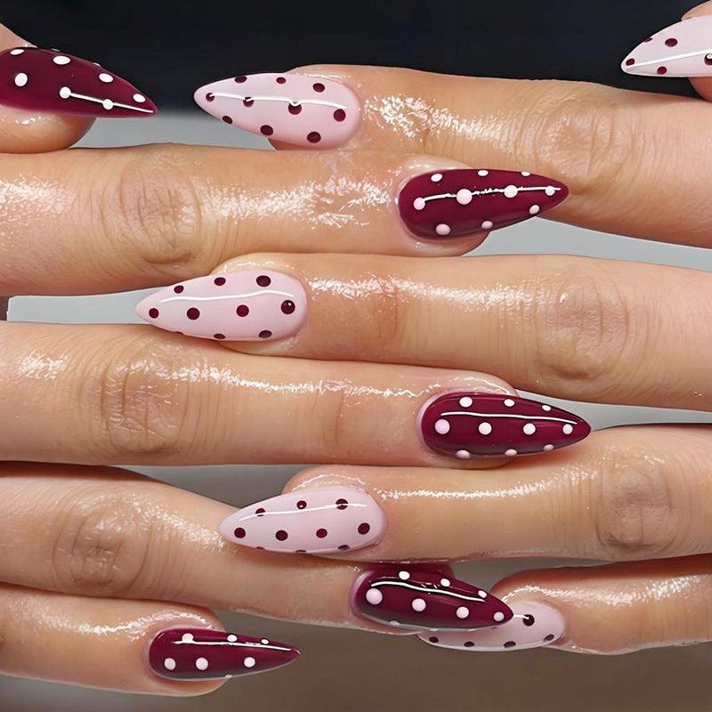 Kunstnagelset mit eleganten Punkten und trendigem Design Brehn