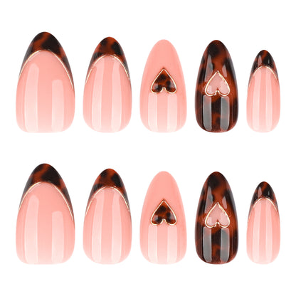 Kunstvolle Stiletto-Nägel mit elegantem Herzen-Design Brehn