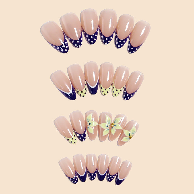 Kunstvolle Nagelspitzen mit floralem Akzent Brehn