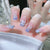 Kunstnagelset mit eleganten floralen Akzenten und Glitzerverzierungen Brehn