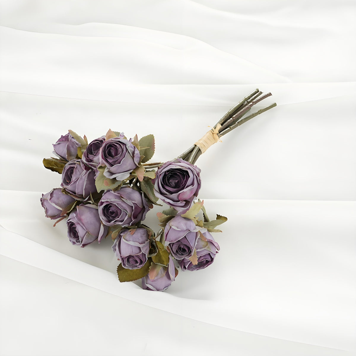 Realistischer künstlicher Rosenstrauß