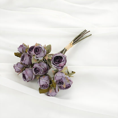 Realistischer künstlicher Rosenstrauß