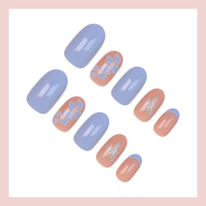 Kunstnagelset mit eleganten Mustern und Glitzerakzenten Brehn