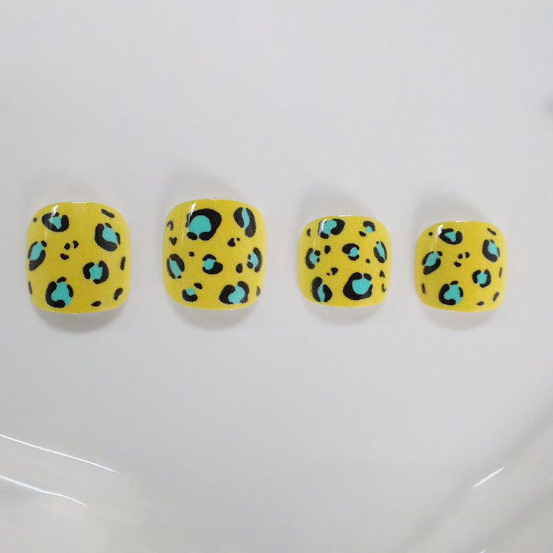 Stylische Tierdruck Pediküre Nagelkunst Brehn