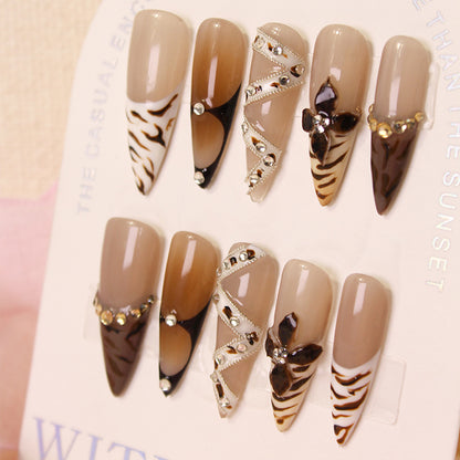 Kunstnägel mit extravaganten Designs und Glitzerakzenten Brehn