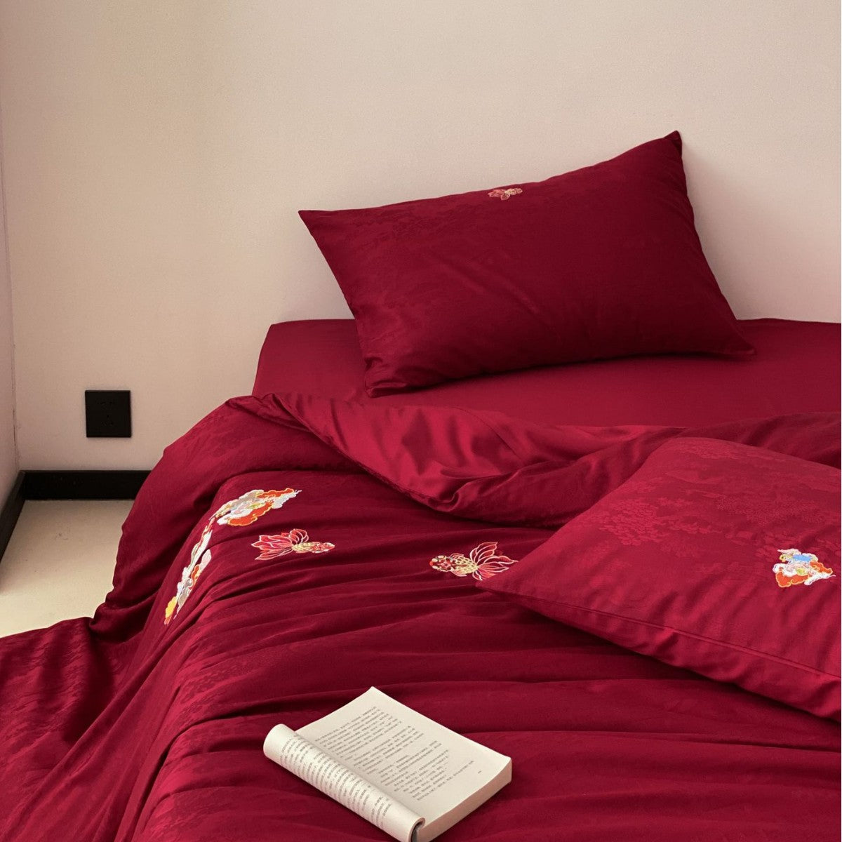 Premium Bettwäsche-Garnitur aus Mako-Baumwoll-Satin mit floraler Jacquardstruktur und gestickten Applikationen Brehn