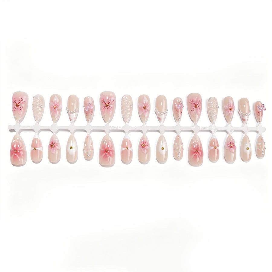 Kunstnagelset mit floralen Verzierungen und 3D-Akzenten Brehn