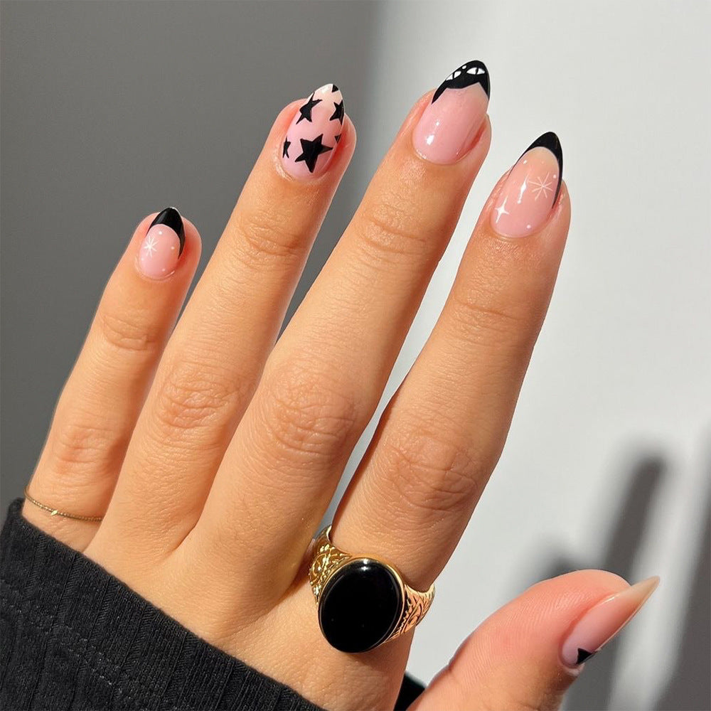 Kunstvolle Nagelkunst mit Sternen- und Schwarzspitzen Design Brehn