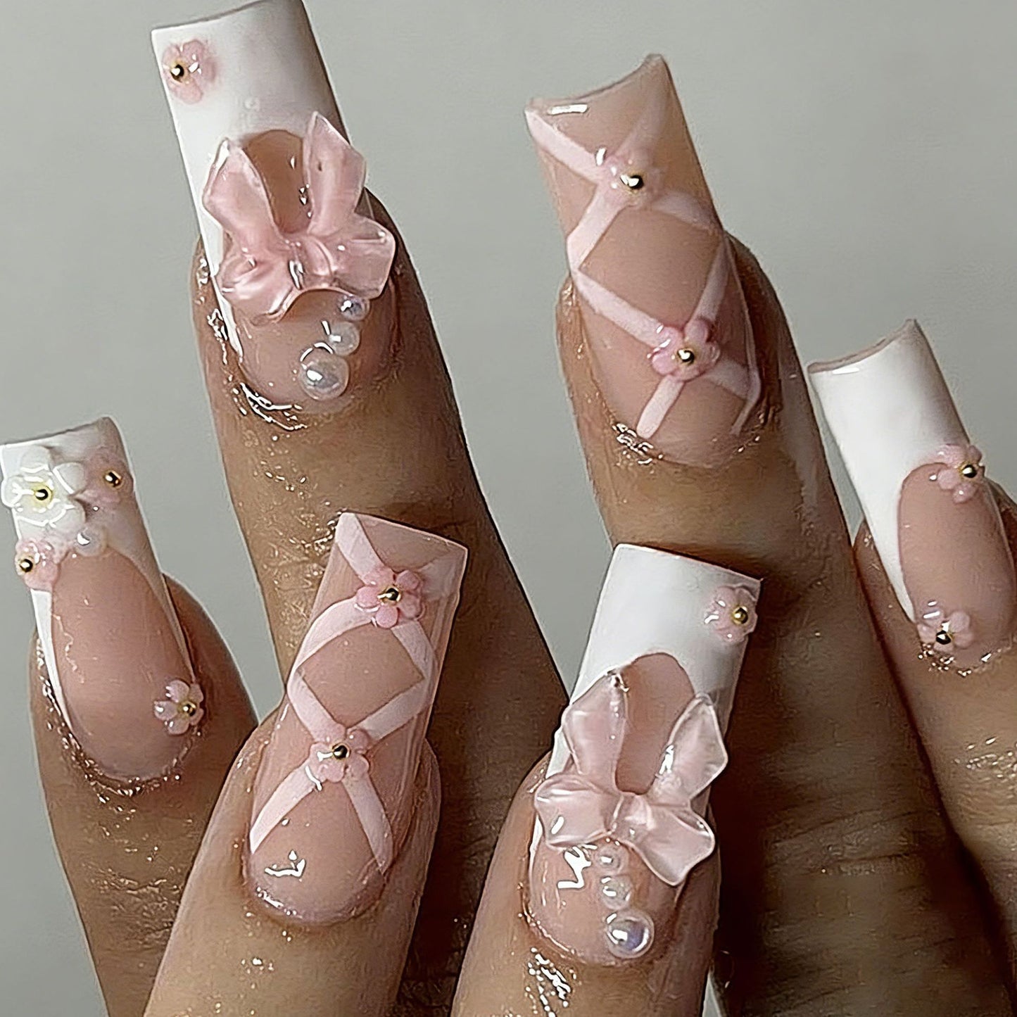 Kunstvolle 3D Nagelspitzen mit Schleifenmotiven Brehn