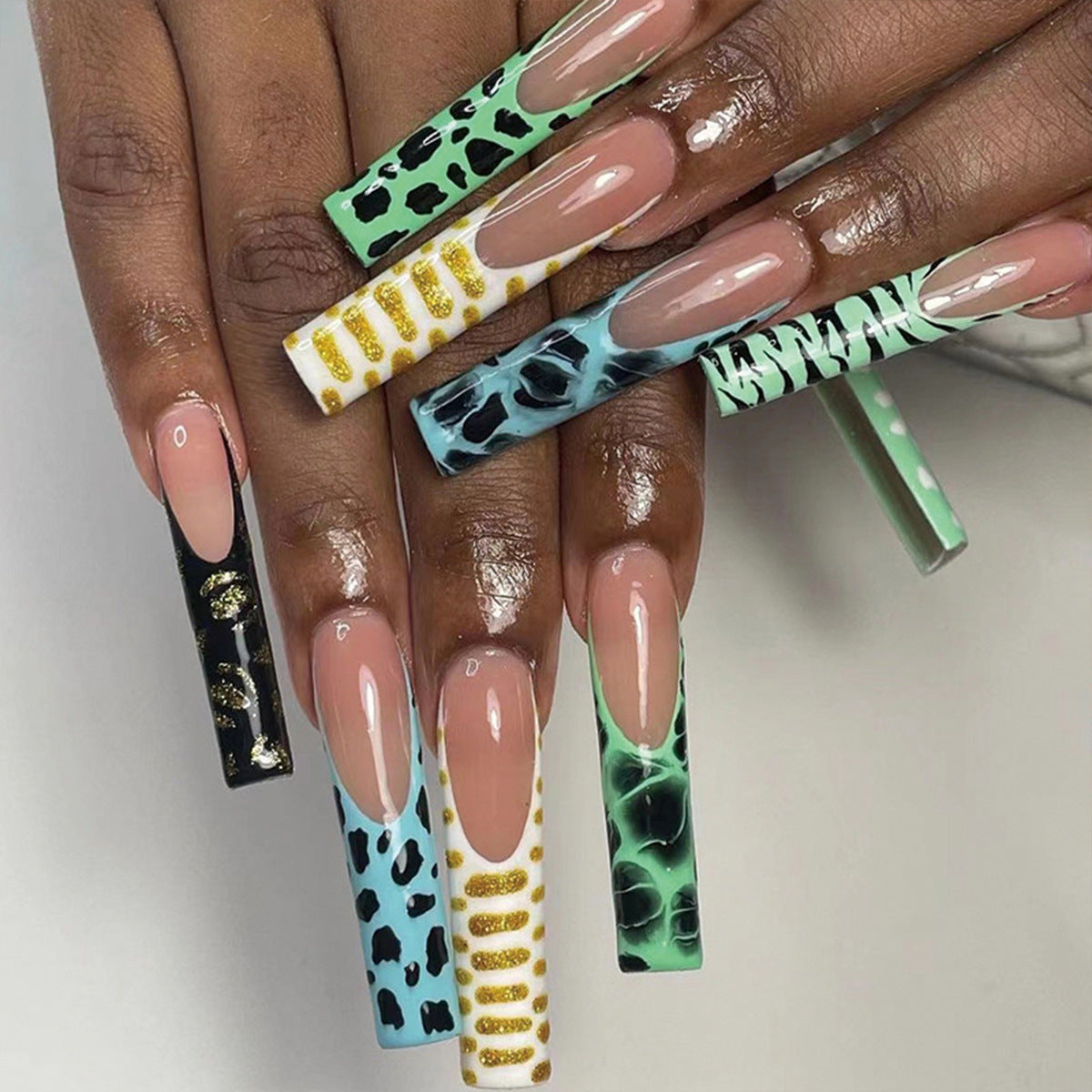 Elegantes kristallverziertes Press-On-Nageldesign Brehn
