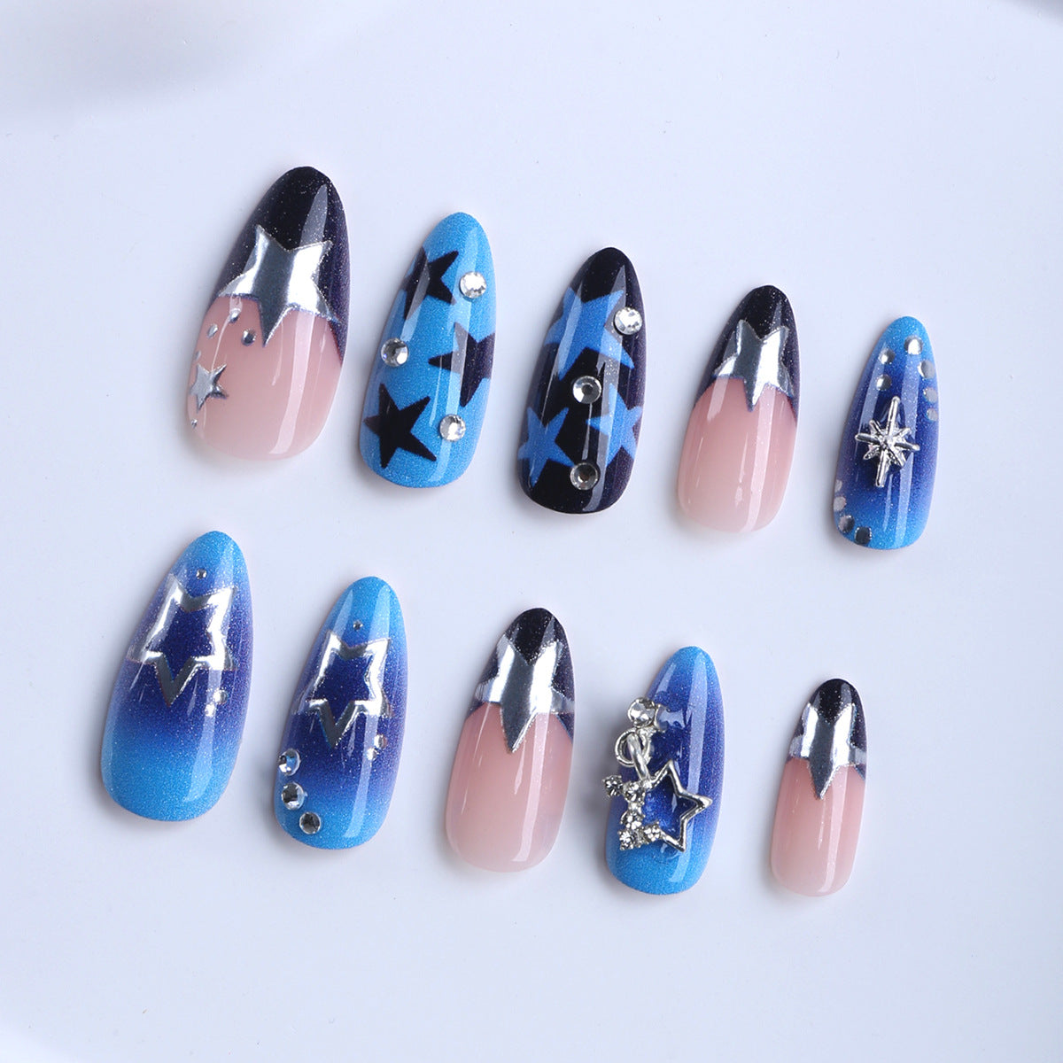 Künstliche Fingernägel mit Starlit Design und Glitzerakzenten Brehn