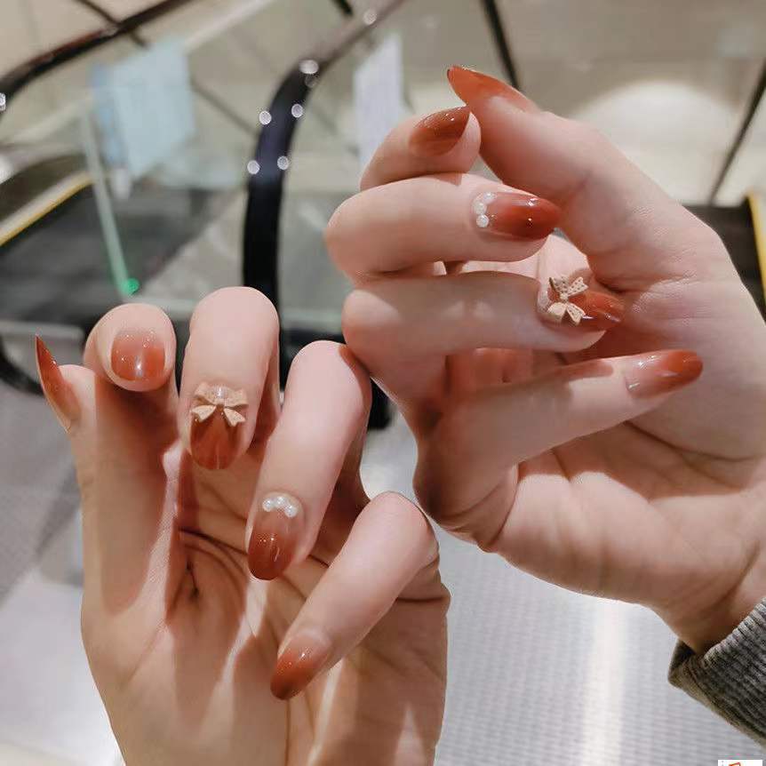 Kunstnägel mit glamourösen Schleifen- und Perlendekor Brehn