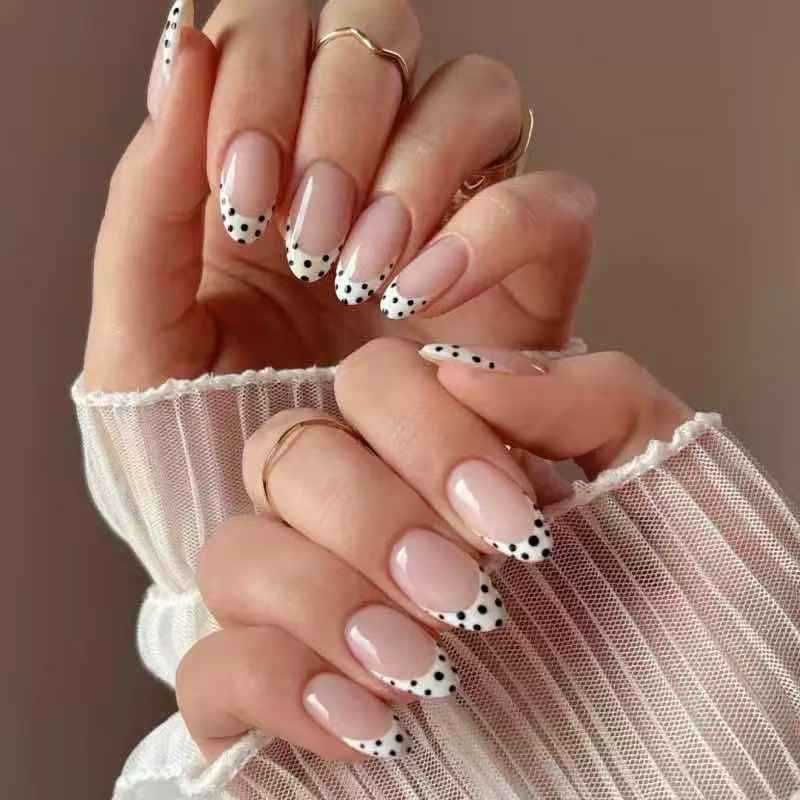 Kunstnagelset mit elegantem French Design und kreativen Punkte-Akzenten Brehn