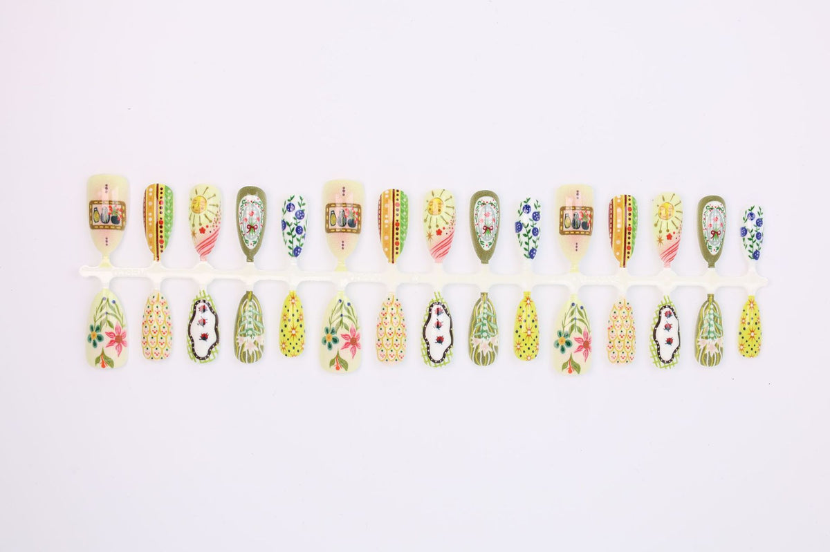 Kunstnagelset mit aufwendigen floralem und buntem Desig Brehn