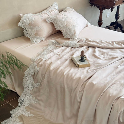 Luxuriöses Satin-Bettwäscheset mit floraler Jacquard-Struktur und Spitzenbordüre