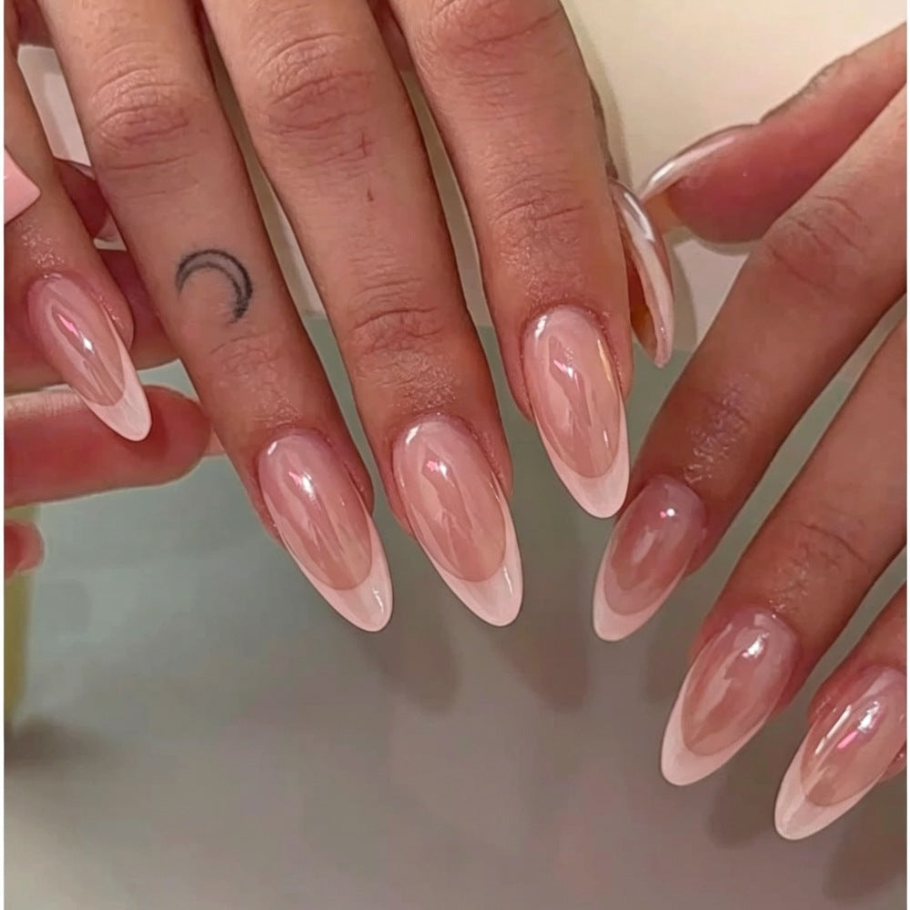 Hochwertige Kunstnägel mit Elegantem French-Tip Design Brehn