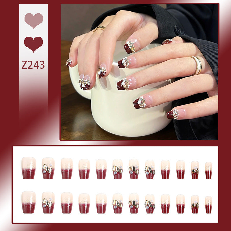 Kunstnagelset mit eleganten Glitzer- und Blumenakzenten Brehn