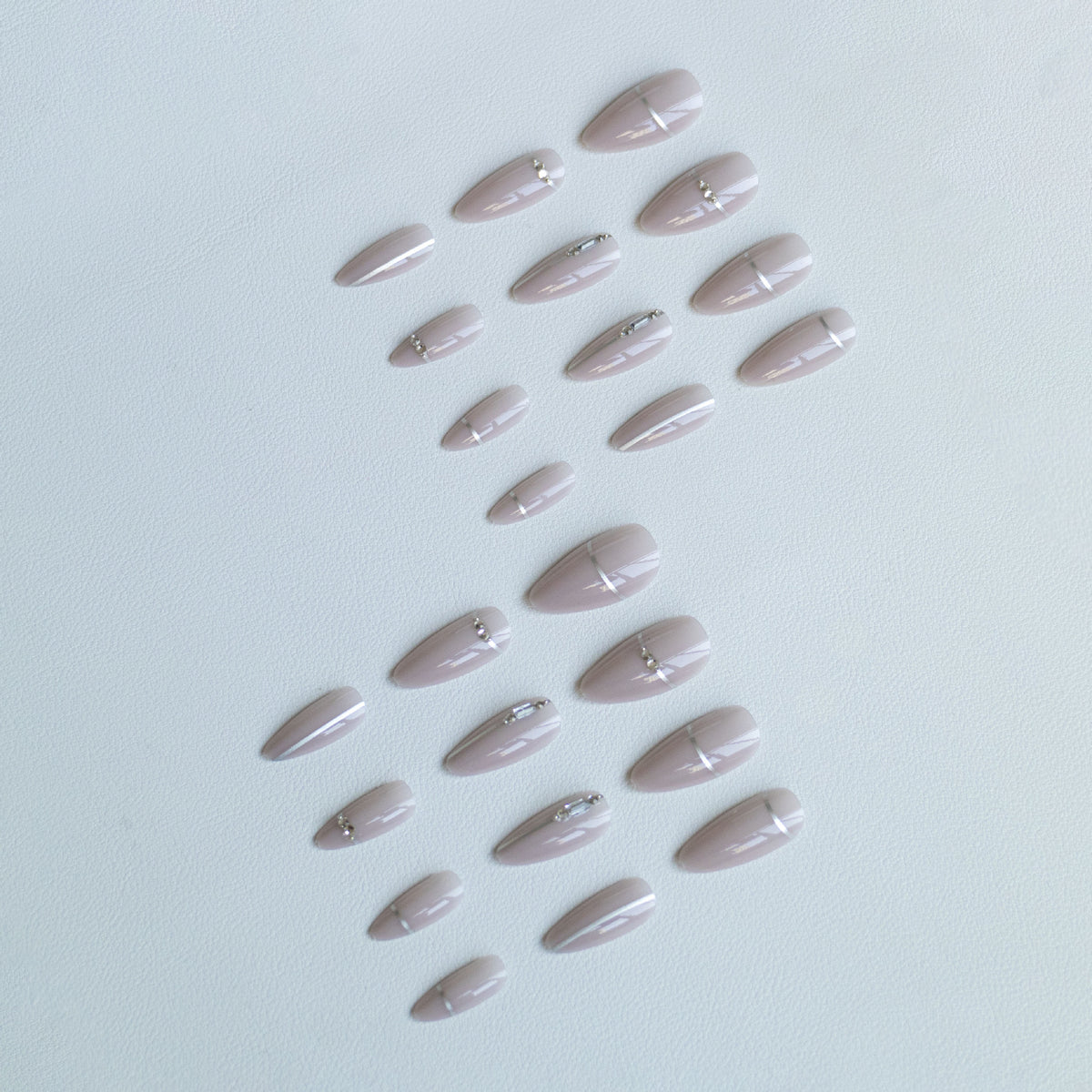 Glamouröse mit Strass akzentuierte Nagelkunst