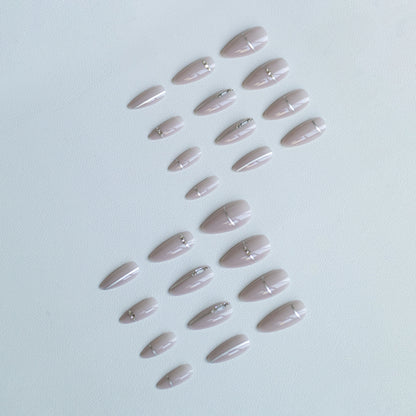 Glamouröse mit Strass akzentuierte Nagelkunst