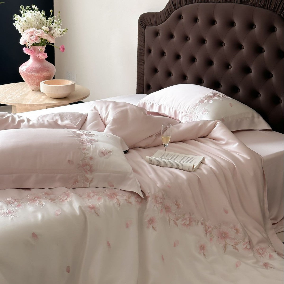 Luxuriöse Satin-Bettwäschegarnitur mit floraler Stickbordüre und seidig glänzender Oberfläche
